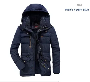 Dettaglio della giacca invernale blu scuro con fodera in pile e ricamo Rough Stock