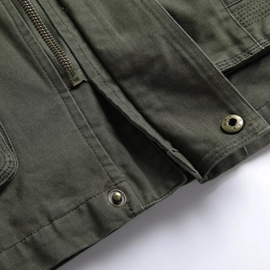 Details einer armee grünen Baumwolljacke mit Metallreißverschluss und Vintage Druckknöpfen