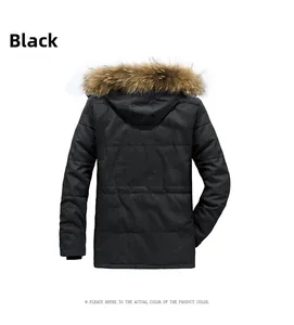 Vista posteriore del parka nero da uomo con collo in pelliccia marrone e trama trapuntata