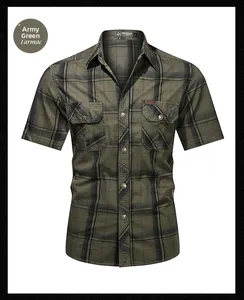 Dettaglio di camicia a scacchi verde militare a maniche corte con due tasche sul petto