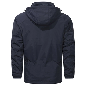 Vista posteriore della giacca con cappuccio blu navy da uomo con tessuto antivento e polsini