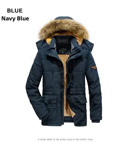 Dettaglio del parka invernale blu navy con spessa fodera e collo in pelliccia