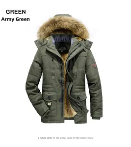 Dettaglio di parka invernale verde con cappuccio in pelliccia, fodera e multitasche