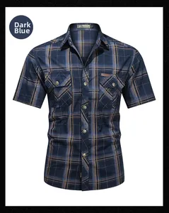 Dettaglio di una camicia a maniche corte a scacchi blu scuro con tasche sul petto