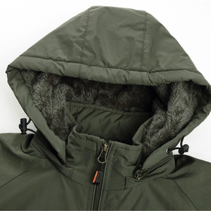 Dettaglio della giacca termica con cappuccio verde militare con fodera in pile e coulisse