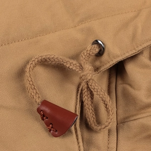 Dettaglio della giacca in cotone kaki con coulisse intrecciata e finiture in pelle