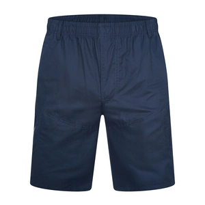 Detalle de los pantalones cortos cargo azul marino con cintura elástica y tela de calidad