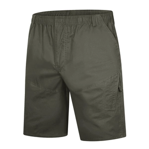 Detalle de los pantalones cortos cargo verde oliva oscuro con diseño multibolsillo y sarga