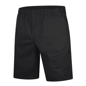 Detalle de pantalones cortos cargo negros para hombre con cintura elástica y bolsillo