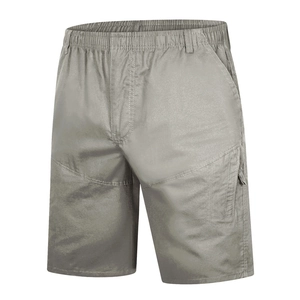 Detalle de pantalones cortos cargo gris claro con cintura elástica y bolsillos laterales