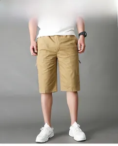 Detalle de pantalones cortos cargo caqui para hombre con bolsillos y sarga de algodón