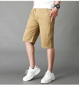 Detalle de pantalones cortos cargo caqui con cintura elástica y bolsillos laterales con cremallera