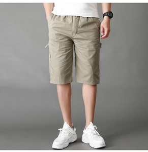 Detalle de los pantalones cortos cargo caqui para hombre con cintura elástica y bolsillos