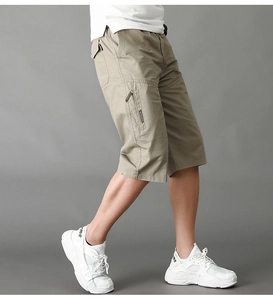 Detalle de pantalones cortos cargo caqui con bolsillo lateral con cremallera y cintura elástica