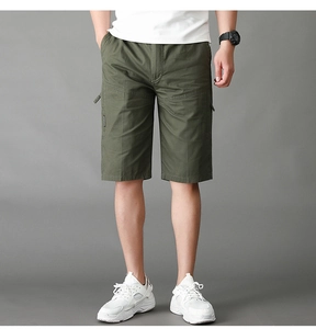 Detalle de pantalones cortos cargo verde militar con bolsillos laterales y tela de algodón