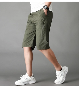 Detalle de pantalones cortos cargo verde oliva con bolsillo de cremallera y cintura elástica