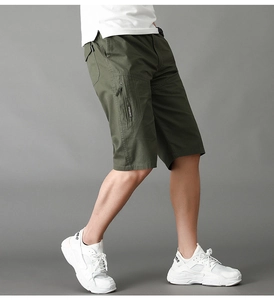 Detalle de pantalones cortos cargo verde militar con bolsillo lateral y tela de lona