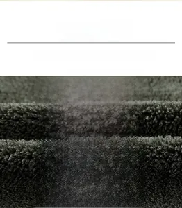 Dettaglio della fodera in pile grigio ad alta densità con texture termica della giacca