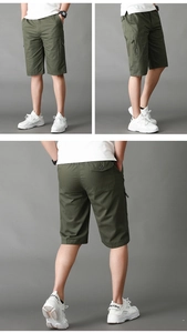 Vista detallada de los pantalones cortos cargo verde militar con multibolsillos y cremallera