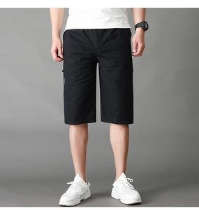 Detalle de los pantalones cortos cargo negros para hombre con bolsillo lateral y tela de algodón