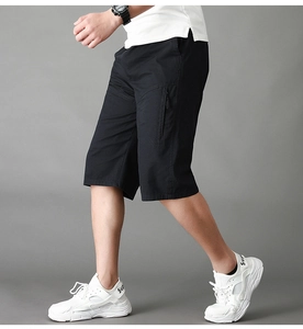 Detalle de pantalones cortos cargo negros con bolsillo con cremallera lateral invisible