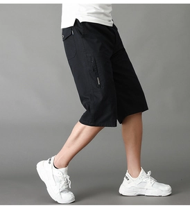 Detalle de pantalones cortos cargo negros para hombre con múltiples bolsillos y cremalleras
