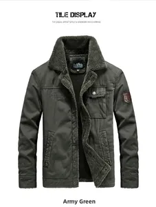 Dettaglio della giacca cargo verde militare con spessa fodera in pile grigio e stemma vintage