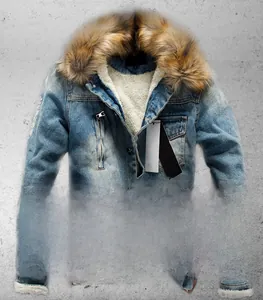 Dettaglio della giacca in denim con collo in pelliccia e fodera in pile beige