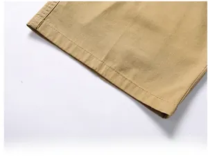 Detalle del dobladillo de pantalones cortos de algodón caqui con doble costura plana
