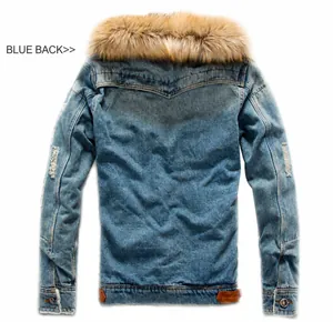Vista posteriore della giacca di jeans blu con cappuccio e collo in pelliccia