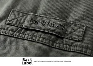 Dettaglio ravvicinato del cotone twill verde oliva con ricamo FASHION e cuciture rinforzate