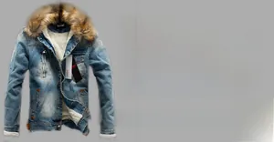Dettaglio della giacca di jeans blu con spessa fodera in pelliccia sintetica e colletto