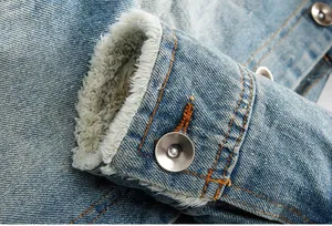 Dettaglio della giacca di jeans blu chiaro con fodera in pile bianco e bottone in metallo