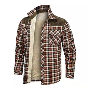 Detail van de geruite jas met sherpa fleece voering en corduroy schouderstuk