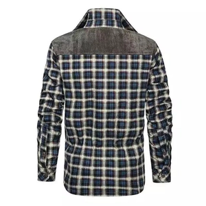Detail van geruit overhemd met grijs corduroy rugpand en manchetten met knopen