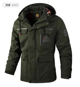 Dettaglio del parka outdoor verde scuro con cerniera antivento e design a tasche