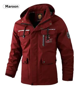Dettaglio di un pesante parka da uomo rosso scuro con diverse tasche multiuso capienti