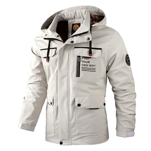 Dettaglio ravvicinato del parka con cappuccio bianco sporco con tasche multiple e tessuto