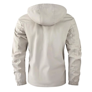 Vista posteriore della giacca a vento beige da uomo con cappuccio e polsini elasticizzati
