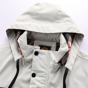 Dettaglio del parka da uomo con coulisse del cappuccio e fodera interna a quadri