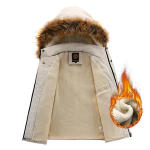 Dettaglio del parka invernale da uomo con calda fodera in pile e cappuccio in pelliccia
