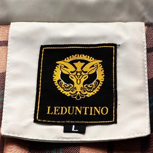 Dettaglio dell'etichetta del marchio e della taglia L sulla fodera interna del parka