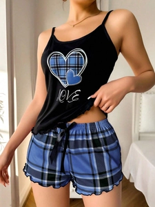 Détail de pyjama d'été avec caraco noir imprimé cœur et short à carreaux et volants