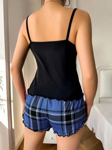 Vue arrière du pyjama d'été sexy deux pièces avec débardeur noir et short à carreaux bleus