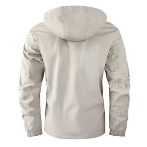 Vista posteriore del parka invernale grigio chiaro con cappuccio e tessuto antivento