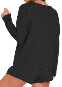 Dettaglio ravvicinato della trama in maglia a nido d'ape nera sul set loungewear da donna, retro
