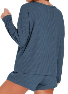 Dettaglio ravvicinato della trama in maglia a nido d'ape blu-grigio sul retro del set relax