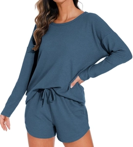 Dettaglio del pigiama in maglia a nido d'ape blu con pantaloncini con coulisse e tessuto
