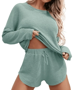 Dettaglio della trama a nido d'ape sul set loungewear da donna con maglia e pantaloncini