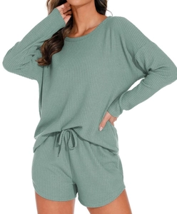 Dettaglio della trama in maglia a nido d'ape verde salvia e coulisse del set da notte